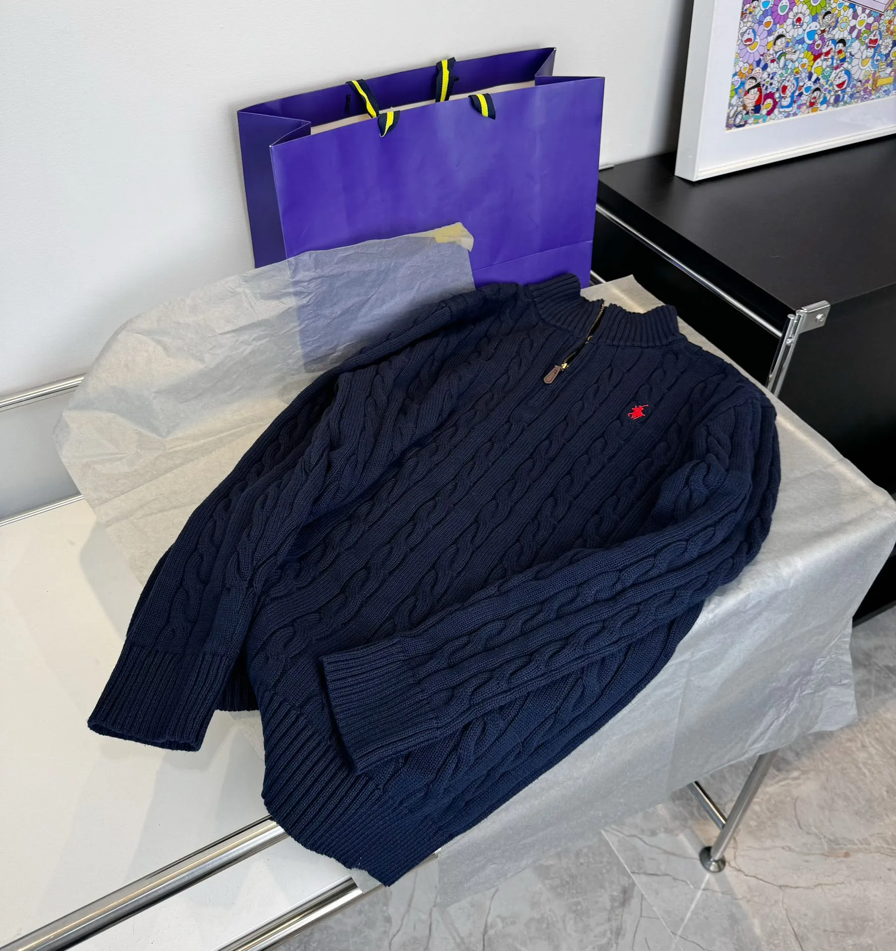 🅿️260 Style number: L02 RALPH LAUREN/Ralph Lauren classic war horse small label embroidered logo Paul polo turtleneck pullover classic half-zip knitted twist sweater sweater Size: Made of pure cotton yarn 🧶 blended with wool, pure cotton is skin-friendly and comfortable, small label war horse embroidered twist turtleneck sweater 🐎 high quality. Follow the blogger to learn how to wear it! Let’s get a Ralph Lauren cable sweater. It’s a super hard-to-find series after it became popular. It’s hard to find one on the official website. It’s simple and practical to wear, with a lazy and loose feel. The thickened fabric has more texture, soft and delicate feel, and a loose fit. Whether worn alone or layered, you can wear different styles of fashion with just one piece!   Size reference # xs s m l Length 64 66 68 70 Shoulder width 40 41 42 44 Bust 46 48 50 52